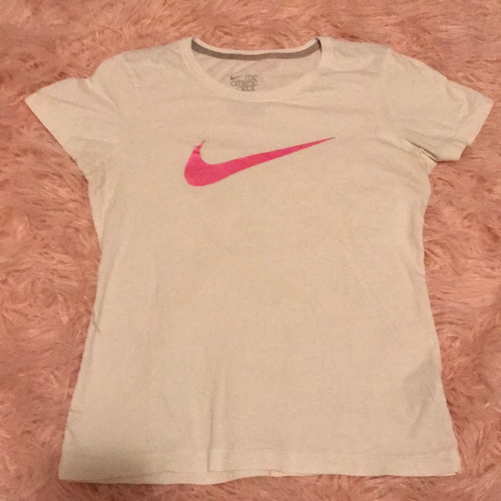 Excellent cond. Nike white t-shirt w/pink swish